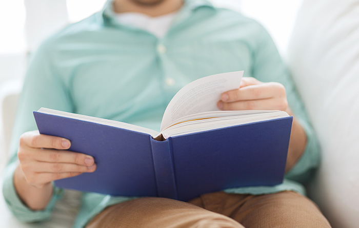 Mann i grønn skjorte leser bok Mann i grønn skjorte leser bok
