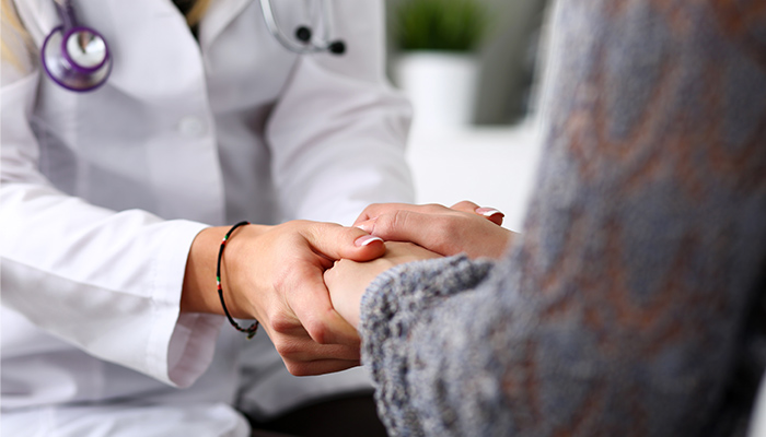 Lege holder pasients hender