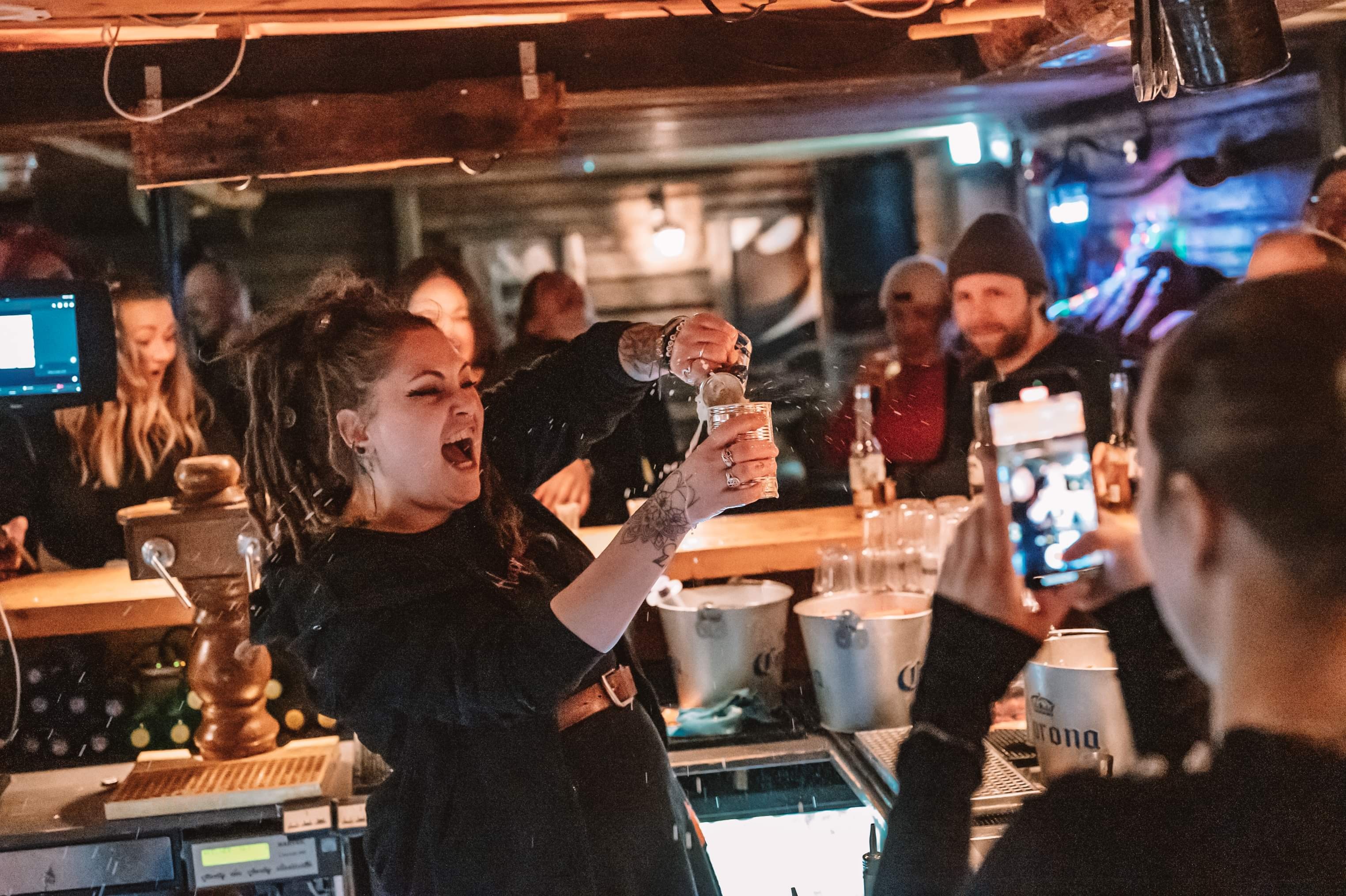 Gjennom karakteren Madam Bacon lager Bjørghild barshow, til stor begeistring for tilskuerne. Foto: Zygimantas Vaicaitis